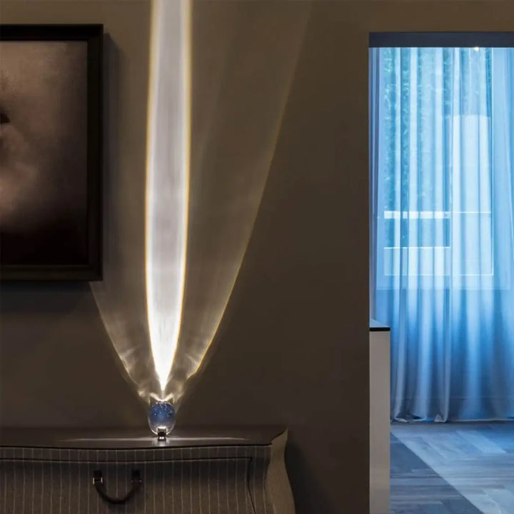 Lampe design cristalia avec base métallique polie et dôme en verre translucide pour un éclairage cosmique s’inscrit