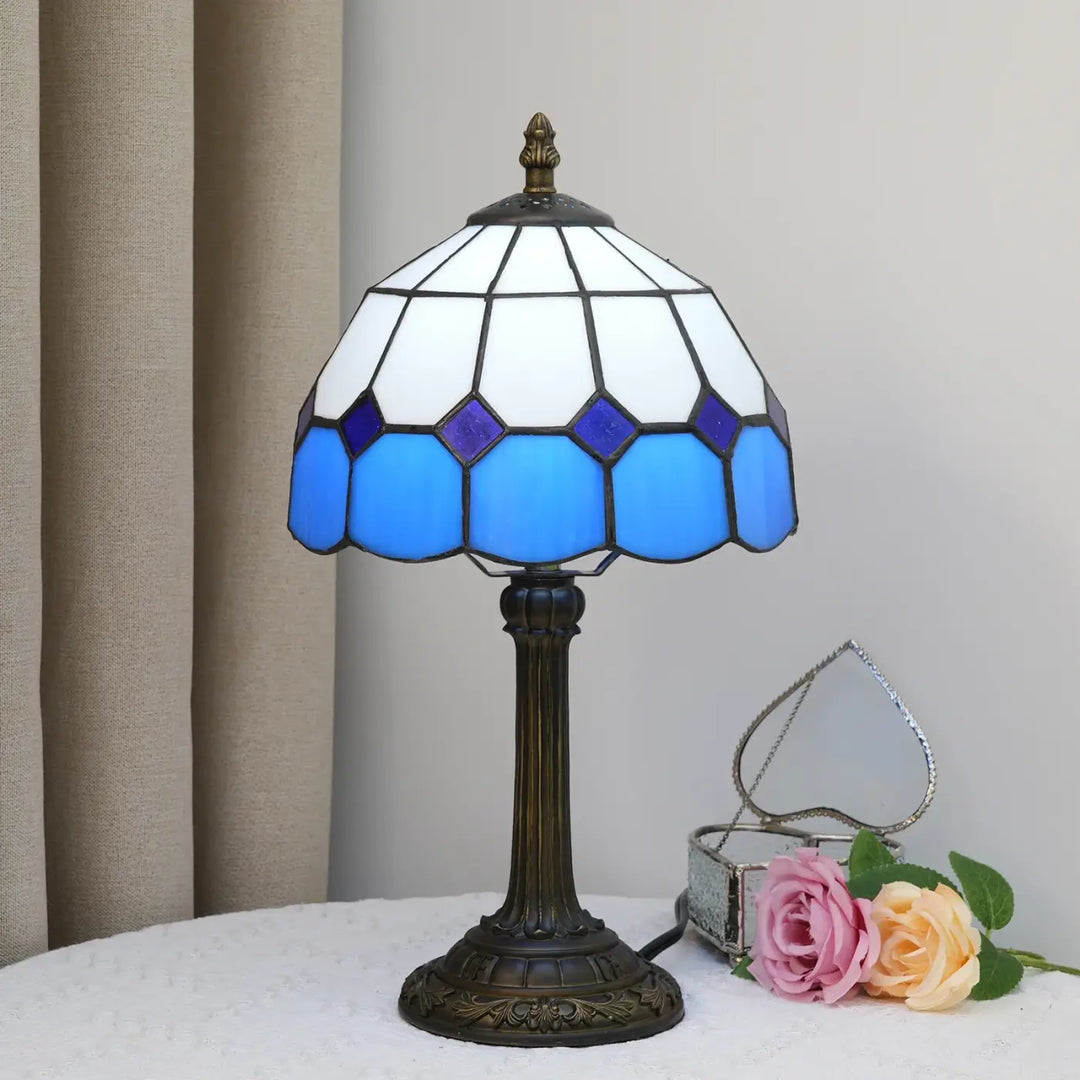 Lampe de chevet en verre teinté bleu et blanc avec base finition bronze design méditerranéen devient plus vivante