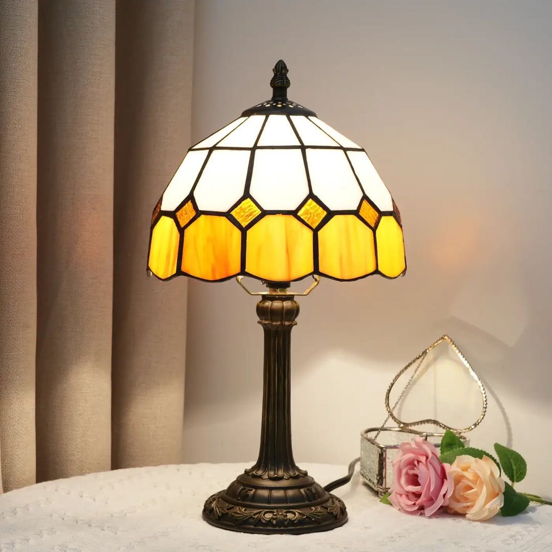 Lampes de chevet méditerranéen avec abat-jour hexagonal en verre teinté ambre et blanc sur socle bronze orné devient plus vivante