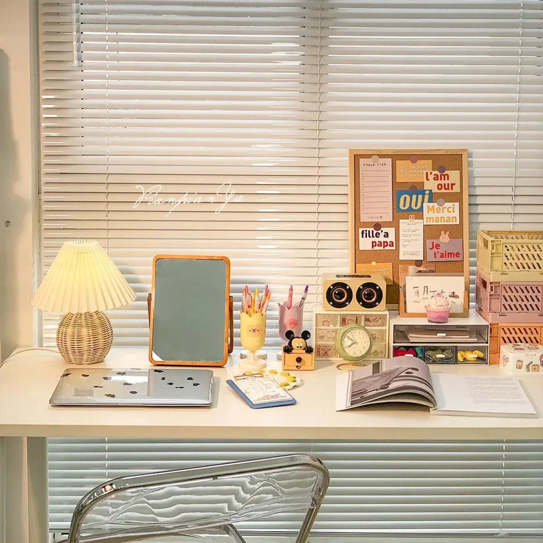 Lampe de table plipa en rotin tressé avec abat-jour plissé crème pour une décoration intérieure élégante