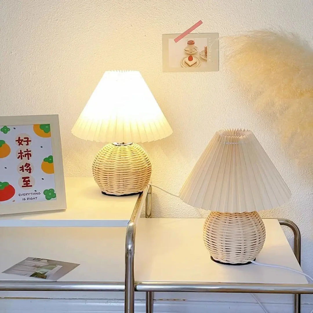 Lampe de table plipa avec abat-jours plissés ivoire sur socles en rotin tressé design pour décoration intérieure élégante