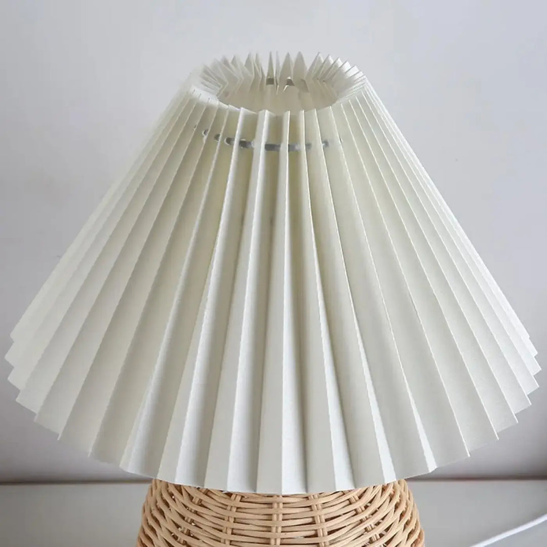 Lampe de table plipa avec abat-jour plissé ivoire à texture accordéon idéale pour décoration intérieure design