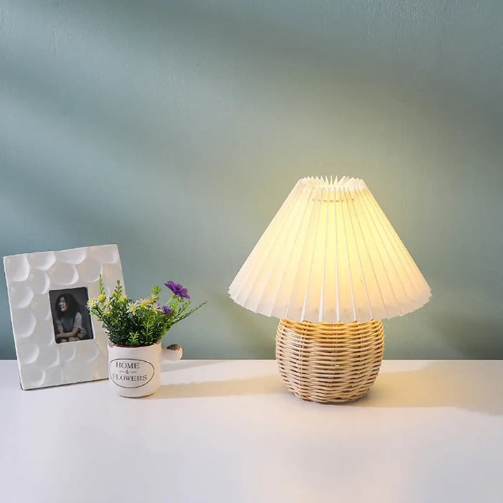 Lampe de table plipa avec abat-jour plissé blanc et base en rotin tressé pour décoration intérieure élégante