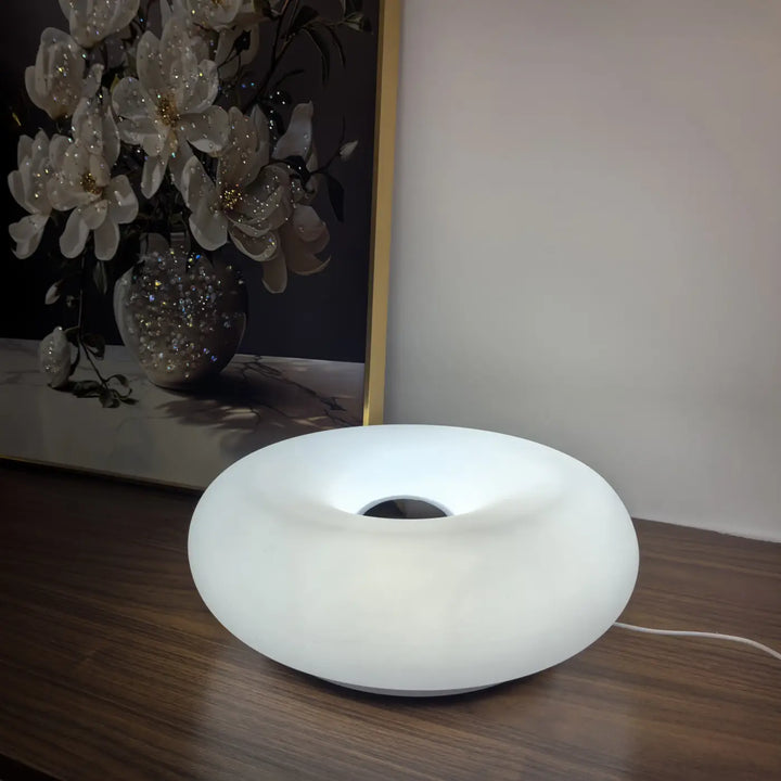 Lampe de table hausia blanche au design unique minimaliste et éclairage doux idéale pour une idée cadeau originale