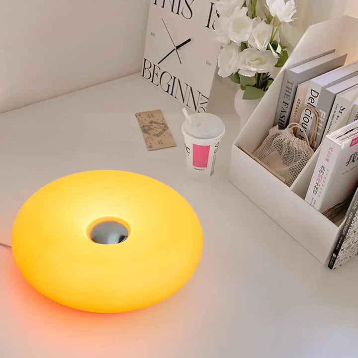 Lampe de table hausla en led jaune en forme de donut lumineuse avec design unique pour une idée cadeau originale