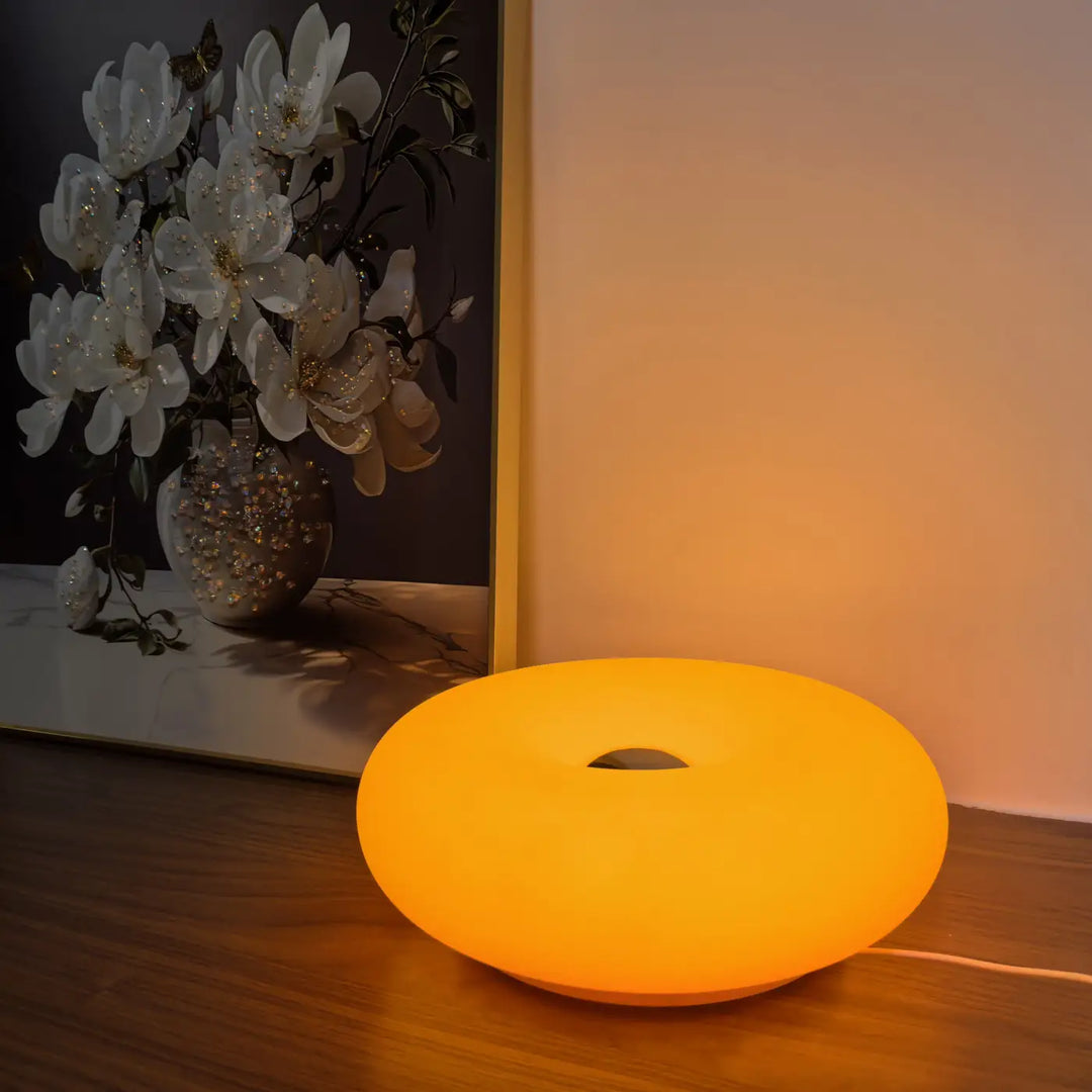 Lampe de table hausia orange circulaire avec finition mate et trou central pour gestion des câbles design unique idéale cadeau originale