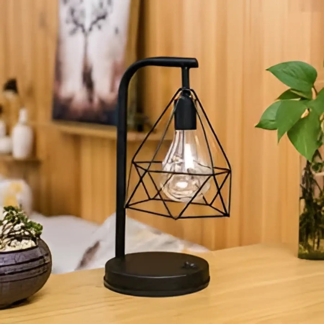 Lampe industrielle noire kalina en métal géométrique avec une lumière douce fournie par une ampoule edison vintage