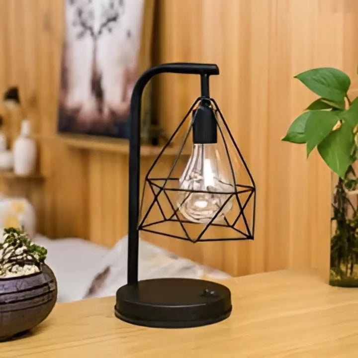 Lampe industrielle noire kalina en métal géométrique avec une lumière douce fournie par une ampoule edison vintage