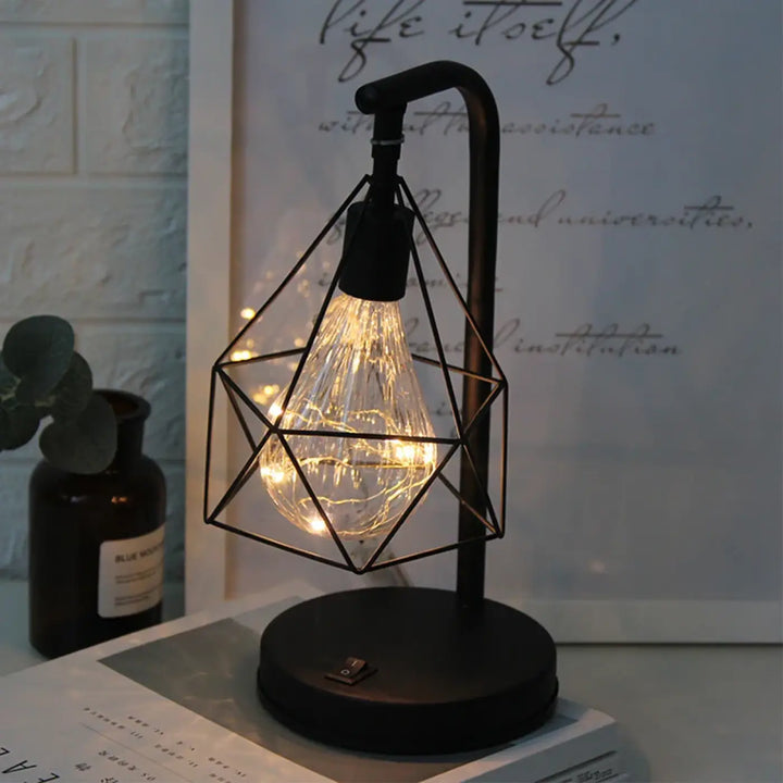 Lampe de table kalina avec cage géométrique noire et lumière douce filament, lampe industrielle noire élégante