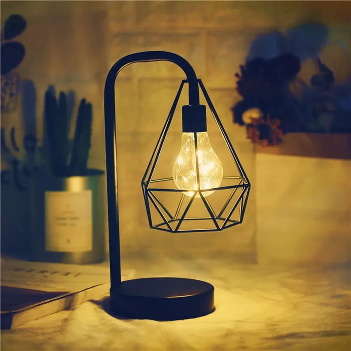 Lampe de table kalina noire en fil métallique géométrique avec ampoule à filament diffusant une lumière douce lampe industrielle noire