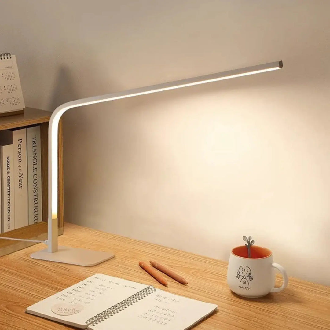 Lampe de table minini avec bras métallique courbé et barre led contemporaine émettant une lumière blanche chaude