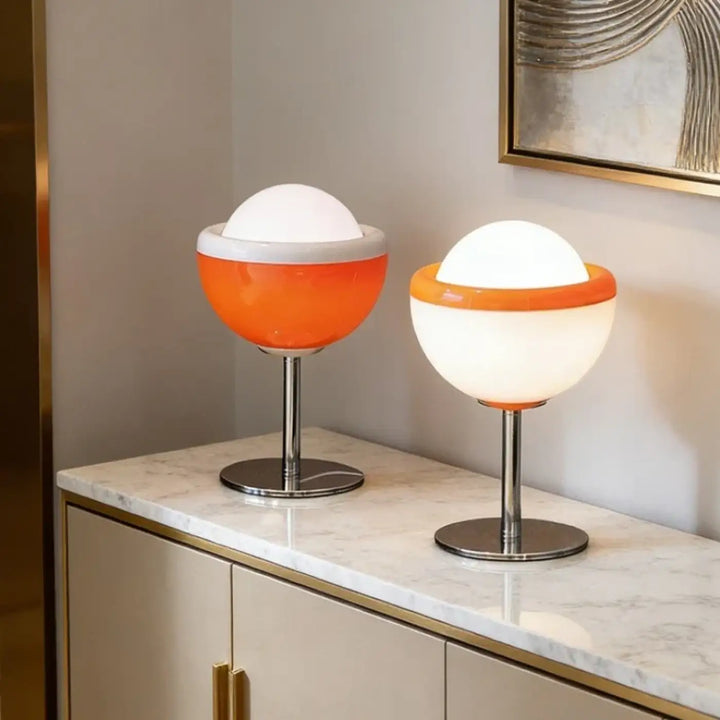 Lampe de table maniiY avec lampe led forme sphérique orange et blanche sur un comptoir en marbre