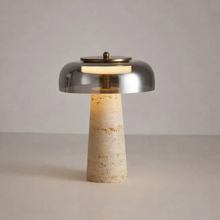 Lampe de chevet neo avec abat-jour métallique moderne et base en pierre beige texturée pour une ambiance chaleureuse design moderne