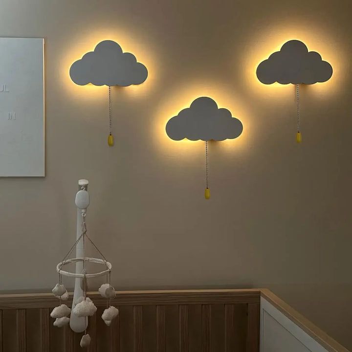 Applique murale cations en forme de nuage gris avec lumière jaune chaude et accents décoratifs jaunes pour décoration intérieure