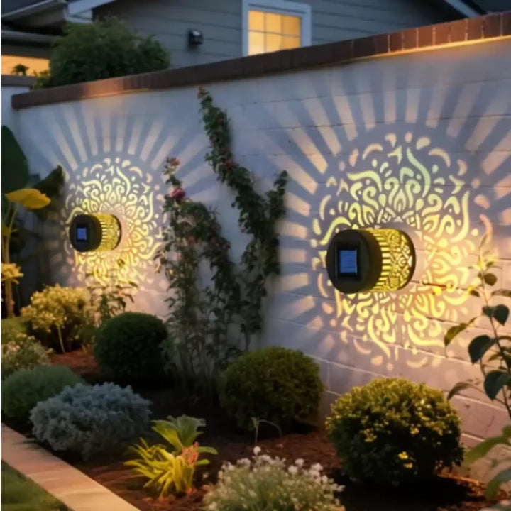 Luminaire extérieur qualih lampe murale solaire dorée avec motif complexe et accents noirs en design cylindrique