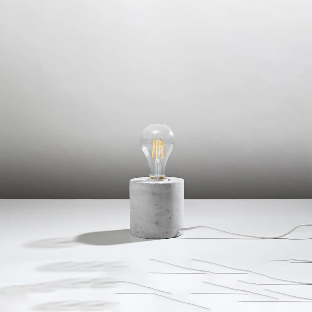 Lampe a poser bureau salgado avec ampoule en verre clair et base cylindrique en béton salgado style loft