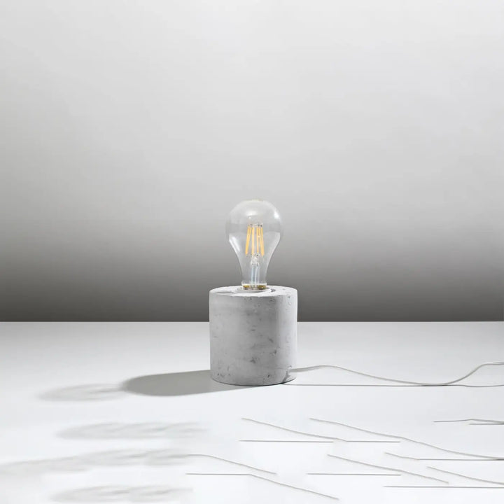 Lampe a poser bureau salgado avec ampoule en verre clair et base cylindrique en béton salgado style loft
