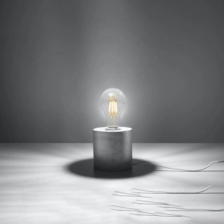 Lampe à poser bureau salgado avec ampoule filament claire et base cylindrique béton salgado style loft