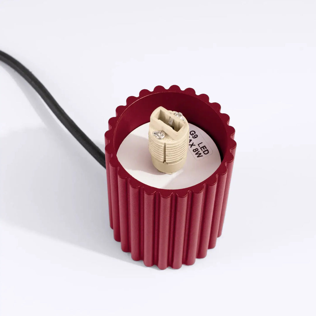 Lampe a poser halo bordeaux avec dissipateur thermique en aluminium rouge nervuré et douille led g9 beige