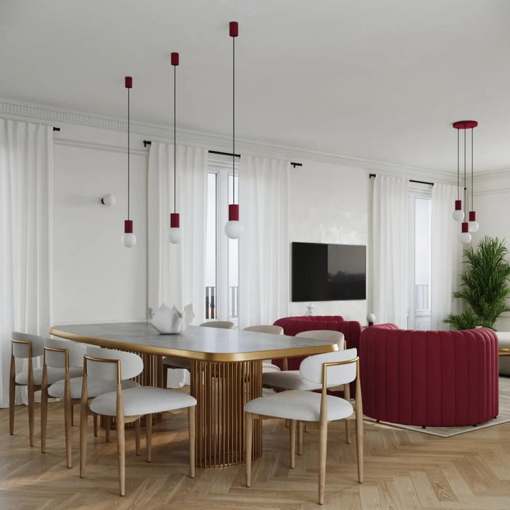 Lampe a poser halo bordeaux sur table de salle à manger dorée avec plateau en marbre et base à lames verticales