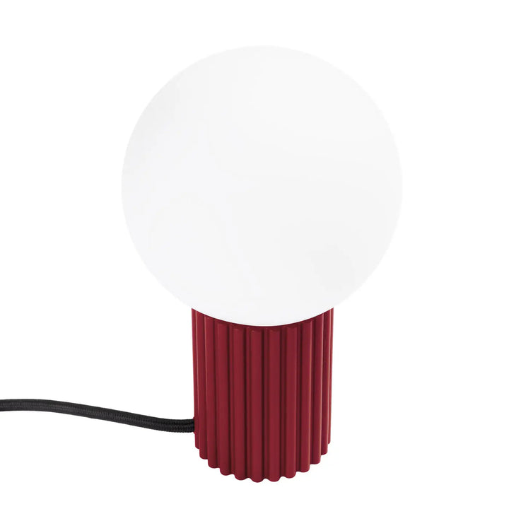 Lampe a poser halo bordeaux avec globe en verre dépoli blanc et base cylindrique rouge texturée moderne
