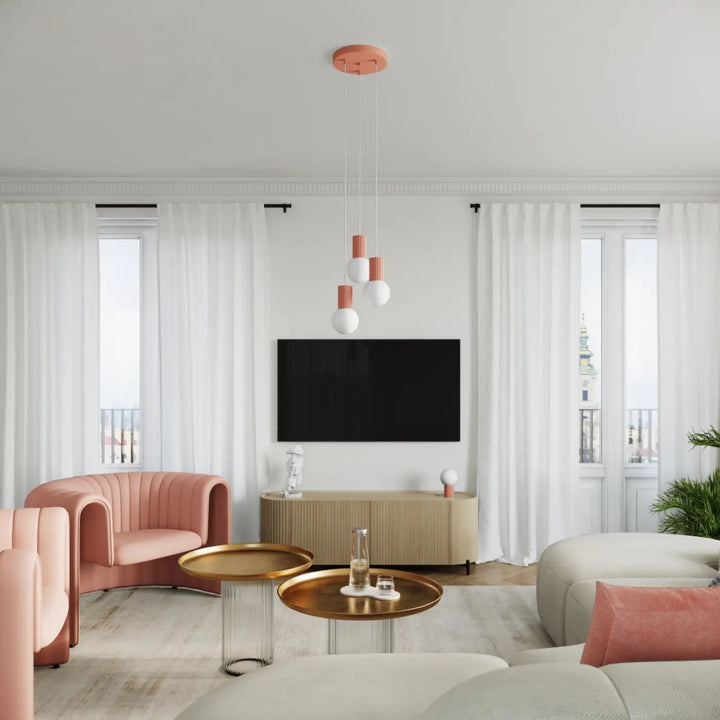 Lampe a poser halo peach avec trois ampoules sphériques corail et blanc suspendues à un support circulaire corail