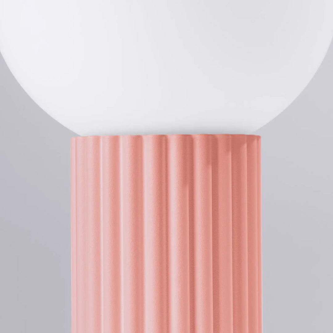 Lampe a poser halo peach avec abat-jour sphérique blanc lisse et pied en céramique rose côtelé verticalement