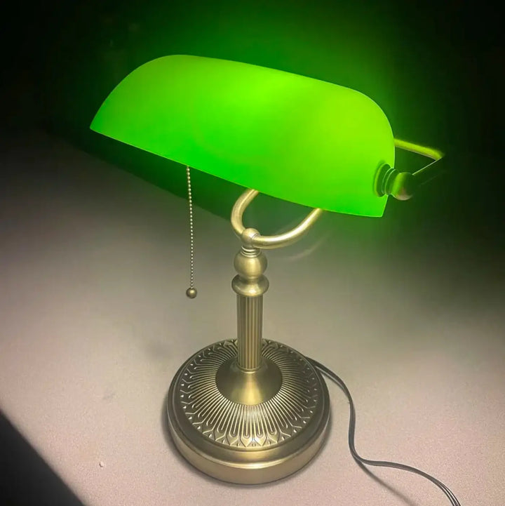 Lampe de chevet aura style rétro avec abat-jour en verre vert vif et base en laiton ornée lampe raffinée