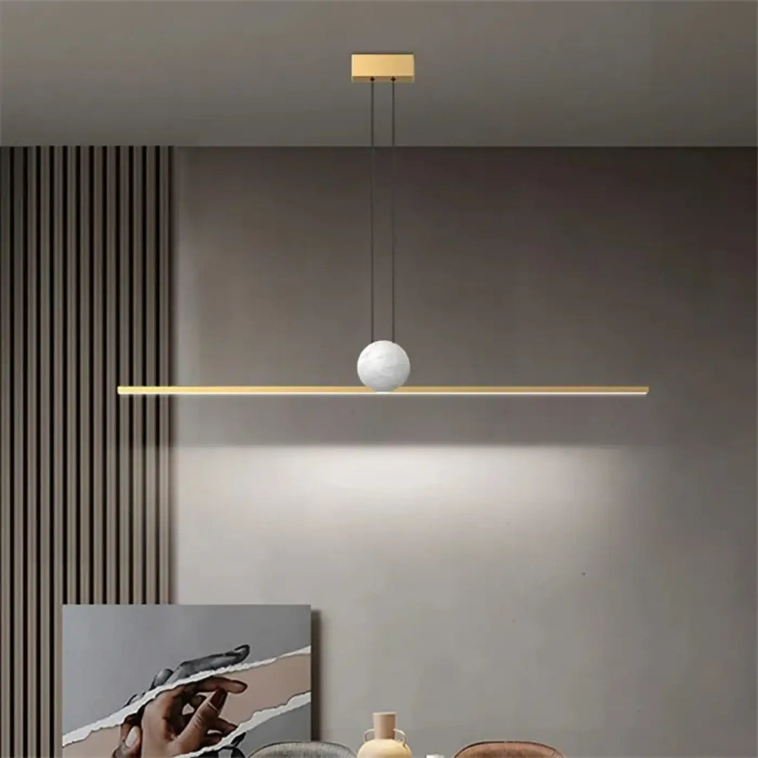 Suspension luminaire linire avec barre horizontale dorée et globe blanc mat en suspension minimaliste moderne