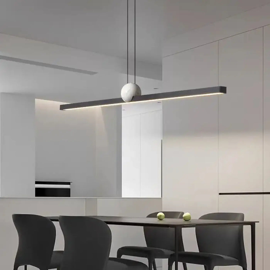 Suspension luminaire linire avec barre rectangulaire noire et accent sphérique blanc mat design minimaliste moderne