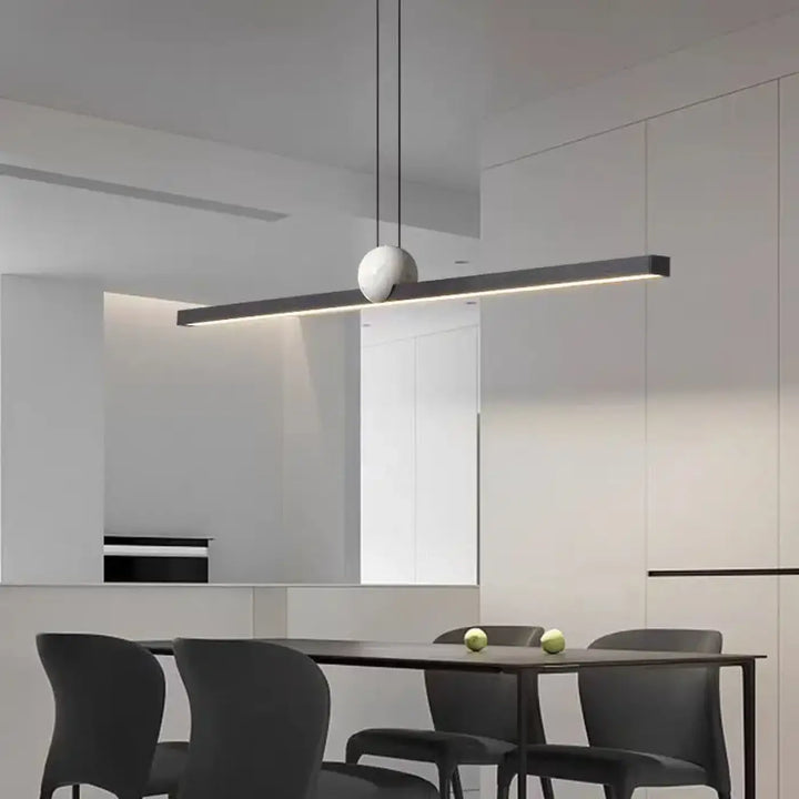 Suspension luminaire linire avec barre rectangulaire noire et accent sphérique blanc mat design minimaliste moderne