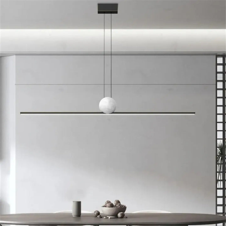 Suspension luminaire linire avec globe sphérique blanc mat suspendu par cordons noirs et fixation rectangulaire au plafond