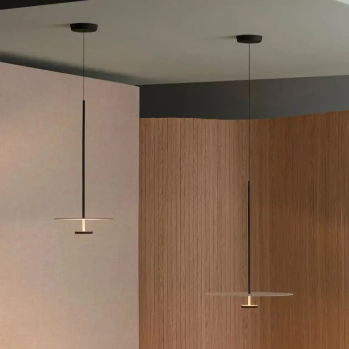 Luminaire suspension articire avec lumières noires minimalistes à tiges fines et disques circulaires éclairés