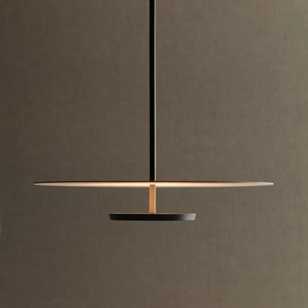 Suspension luminaire articire avec tige noire élégante, diffuseur circulaire chaud et base finition mate