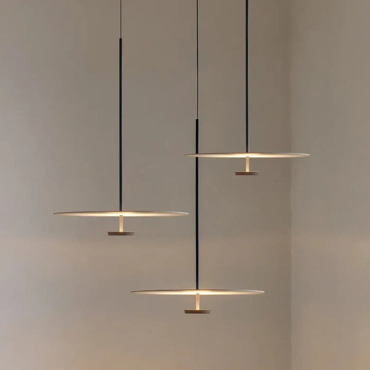 Suspension luminaire articire avec luminaires suspendus noirs minimalistes aux abat-jours circulaires émettant une lumière chaude