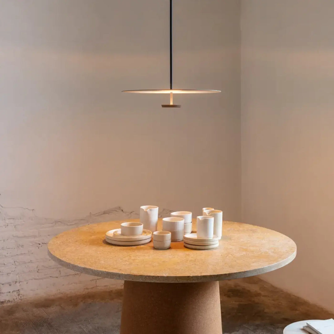 Suspension luminaire articire minimaliste avec un design circulaire élégant et une lueur ambiante chaleureuse