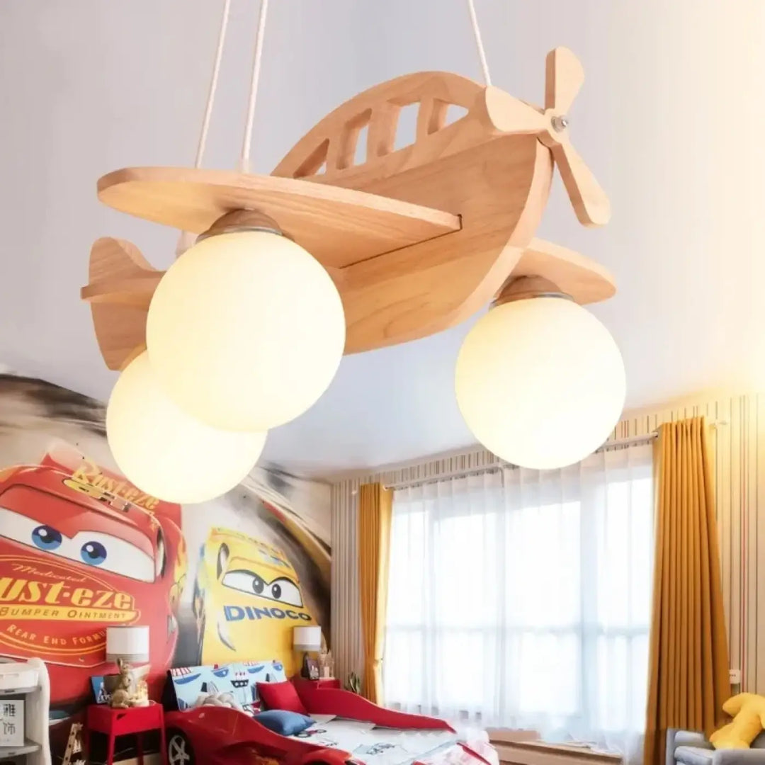 Lampe suspension en bois en forme d’avion avec trois globes en verre dépoli pour décoration intérieure plus qu’un simple éclairage
