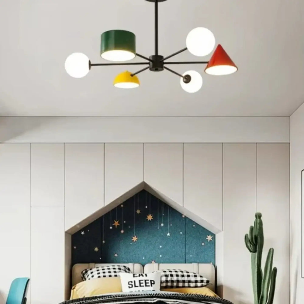 Suspension luminaire CONTRI avec bras en métal noir et abat-jours colorés cylindriques, sphériques et coniques en vert, blanc, jaune et rouge