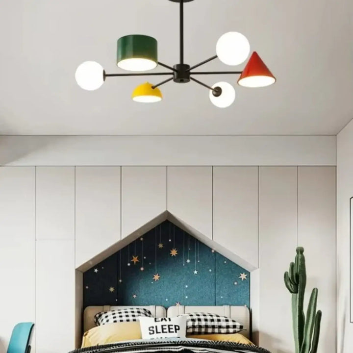 Suspension luminaire CONTRI avec bras en métal noir et abat-jours colorés cylindriques, sphériques et coniques en vert, blanc, jaune et rouge