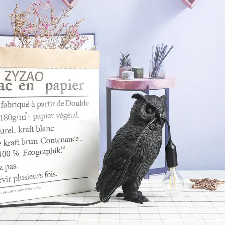 Lampe de table owly noire en forme de hibou avec fini mat texturé et ampoule en verre clair pour décoration intérieure artistique au caractère affirmé