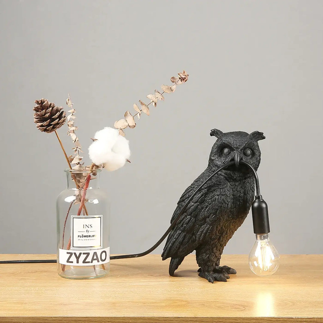 Lampe de table owly noire en forme de hibou avec surface texturée et ampoule à filament pour décoration intérieure artistique