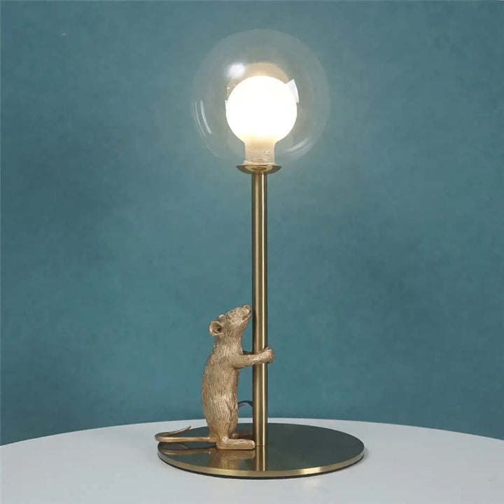 Lampe de table valavo en fer type doré en forme de rat avec globe en verre transparent et ampoule visible