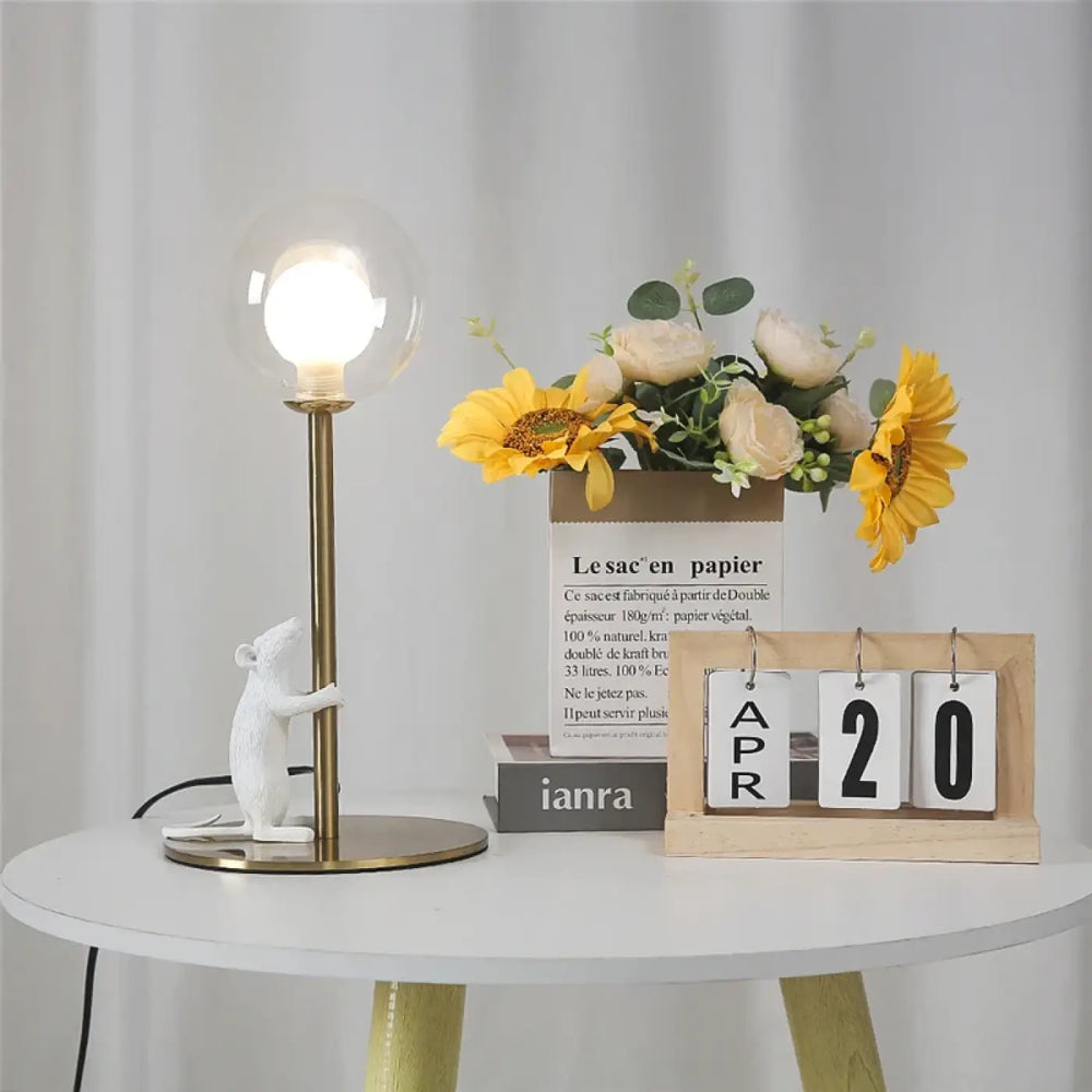 Lampe de table valavo en fer type avec abat-jour en laiton minimaliste et souris en ceramique blanche sur base