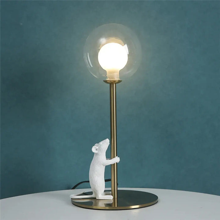 Lampe de table valavo avec souris en céramique blanche tenant un poteau en fer type avec ampoule globe en verre clair