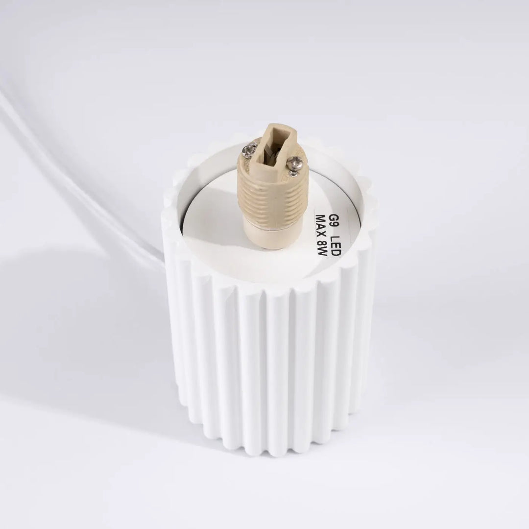 Lampe a poser halo blanc avec base led blanche rainurée et douille g9 beige offrant une réponse aux besoins en couleurs riche et verre laiteux