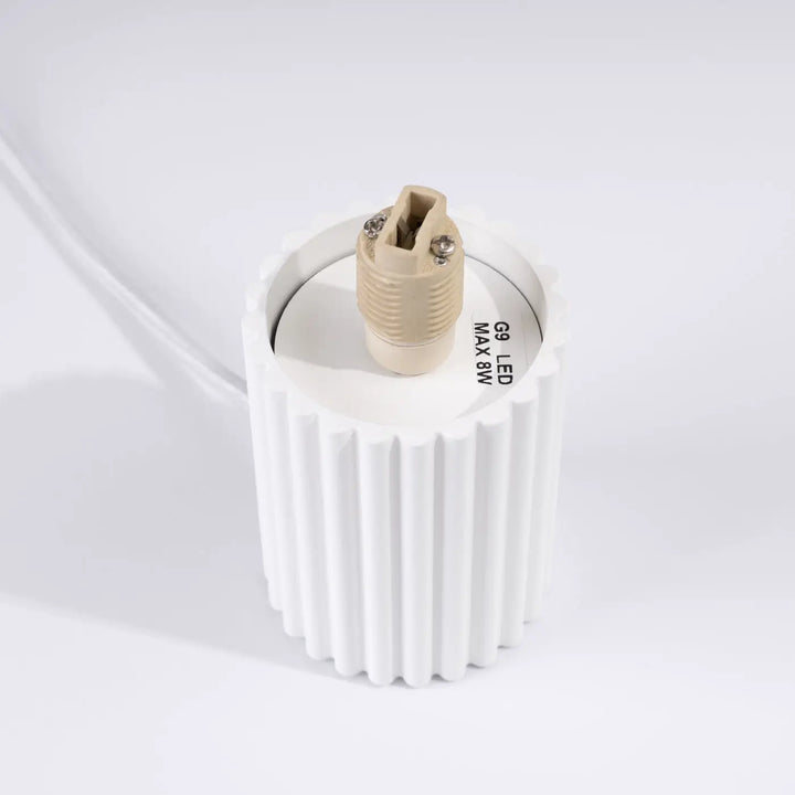 Lampe a poser halo blanc avec base led blanche rainurée et douille g9 beige offrant une réponse aux besoins en couleurs riche et verre laiteux