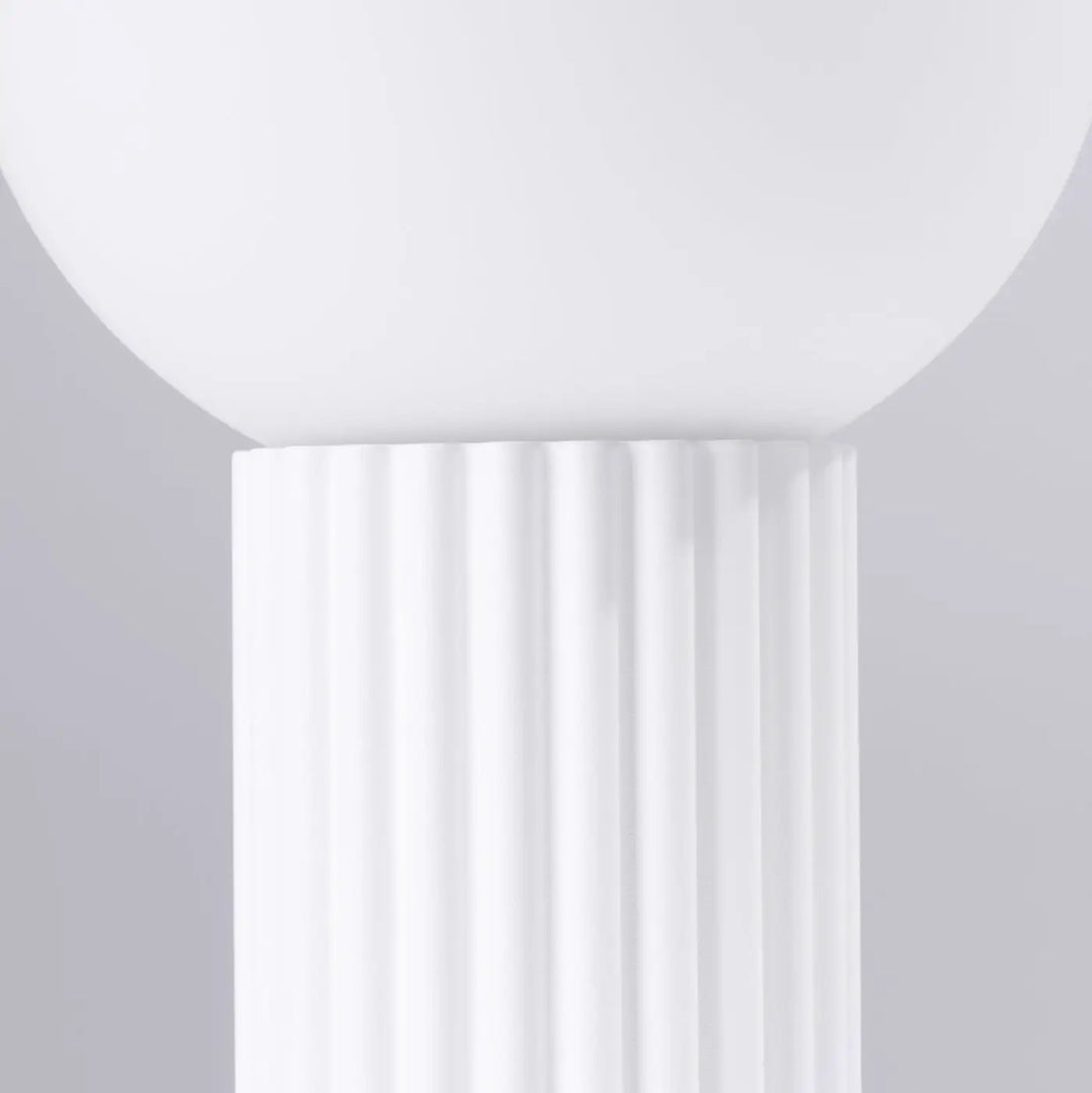 Lampe a poser halo blanc avec globe en verre laiteux et base colonnaire striée pour une réponse aux besoins en couleurs riche