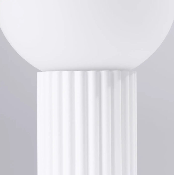 Lampe a poser halo blanc avec globe en verre laiteux et base colonnaire striée pour une réponse aux besoins en couleurs riche