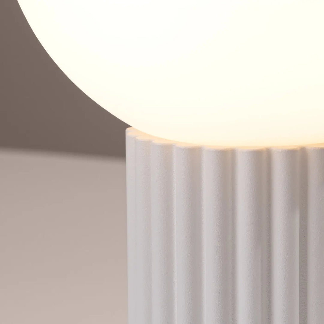 Lampe a poser halo blanc en céramique nervurée avec une boule en verre laiteux pour une réponse aux besoins déco