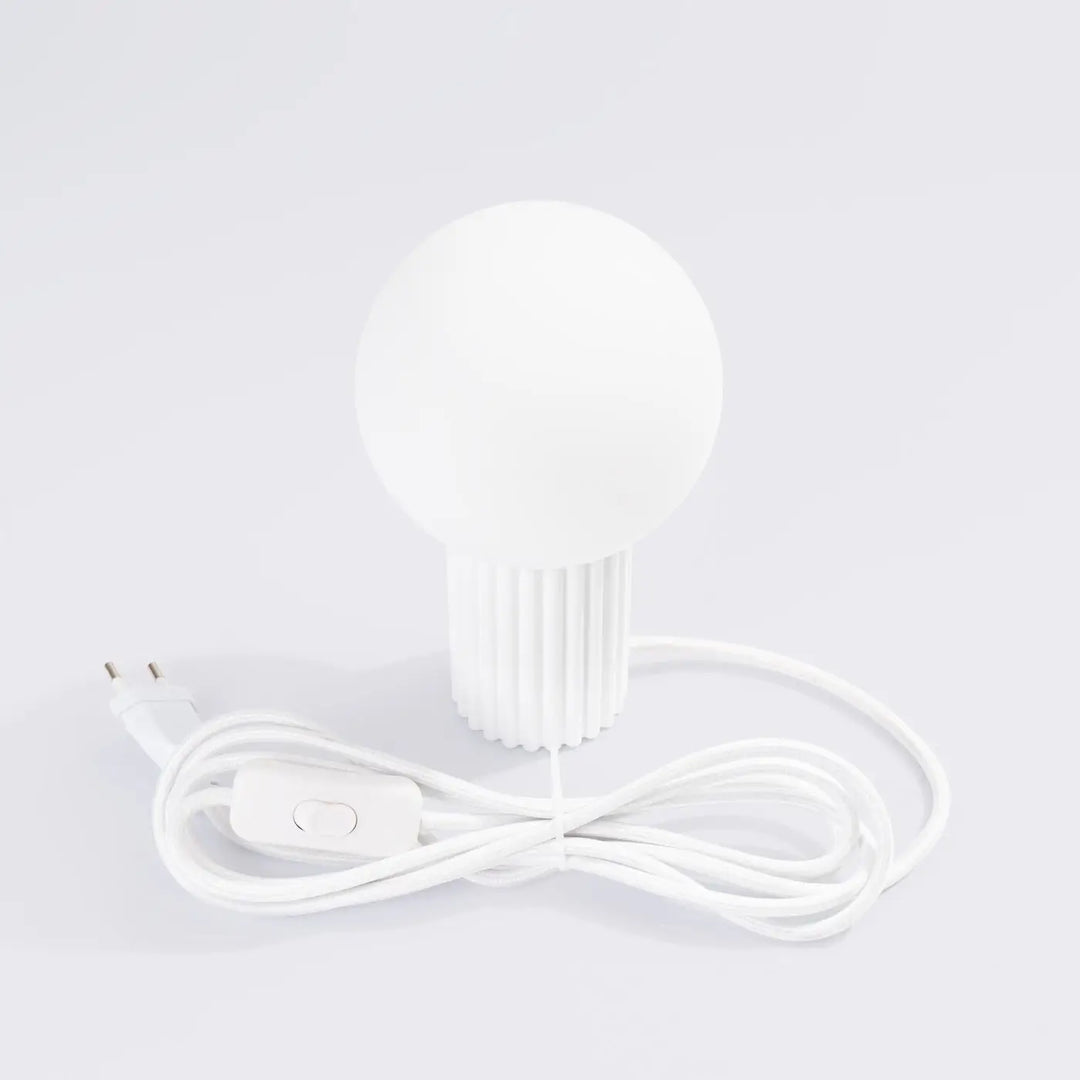 Lampe a poser halo blanc en verre laiteux avec base côtelée et cordon assorti pour réponse aux besoins décoration